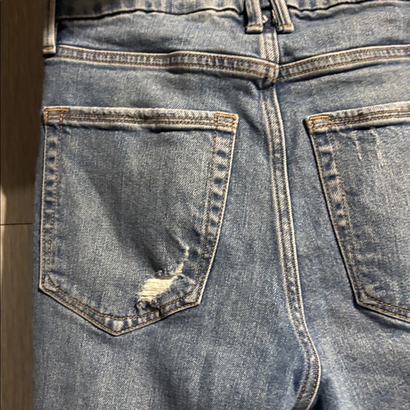 Good American Skinny
Distressed Jeans - Picture 5 of 7